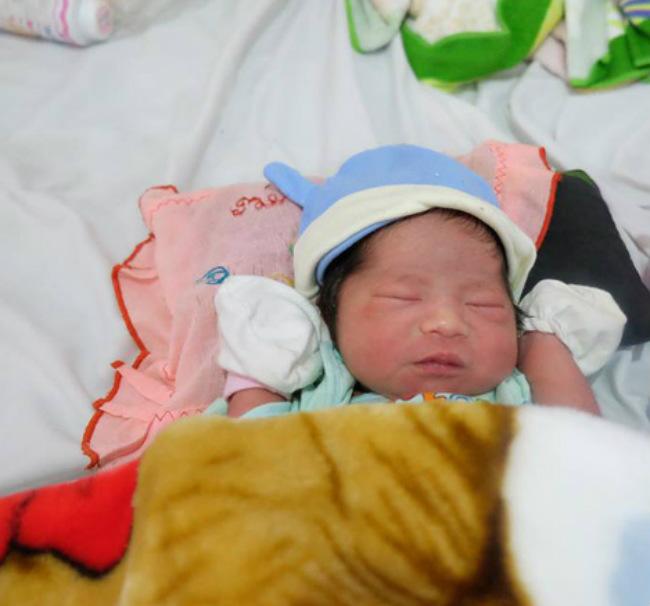 Hy hữu: Chồng đi vắng, sản phụ sinh bất ngờ đau bụng và đẻ rơi con vào trong bô - 1