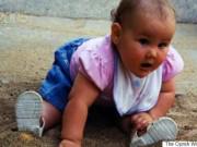 Tin tức - Bí ẩn căn bệnh khiến bé gái không biết cảm giác đau đớn, tự chọc tay làm mù mắt