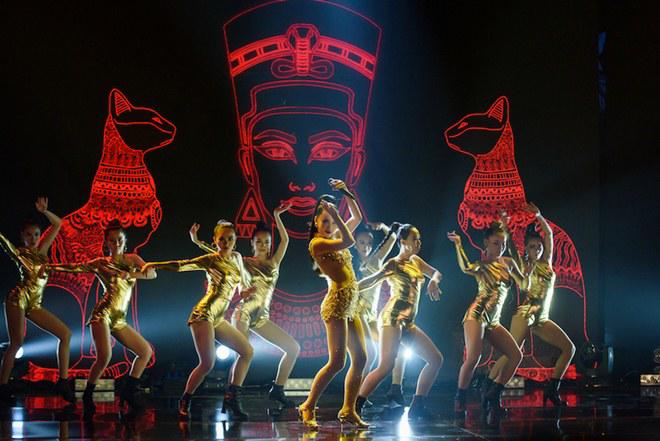 Miu Lê ngồi chồm hỗm trên ghế hát amp;#39;đá xoáyamp;#39; Dương Cầm sau cuộc amp;#39;khẩu chiếnamp;#39; - 13