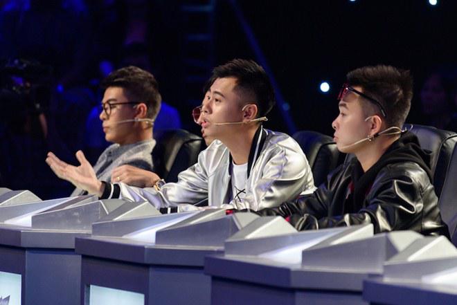 Miu Lê ngồi chồm hỗm trên ghế hát amp;#39;đá xoáyamp;#39; Dương Cầm sau cuộc amp;#39;khẩu chiếnamp;#39; - 11