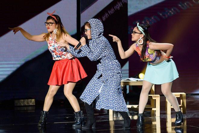 Miu Lê ngồi chồm hỗm trên ghế hát amp;#39;đá xoáyamp;#39; Dương Cầm sau cuộc amp;#39;khẩu chiếnamp;#39; - 18