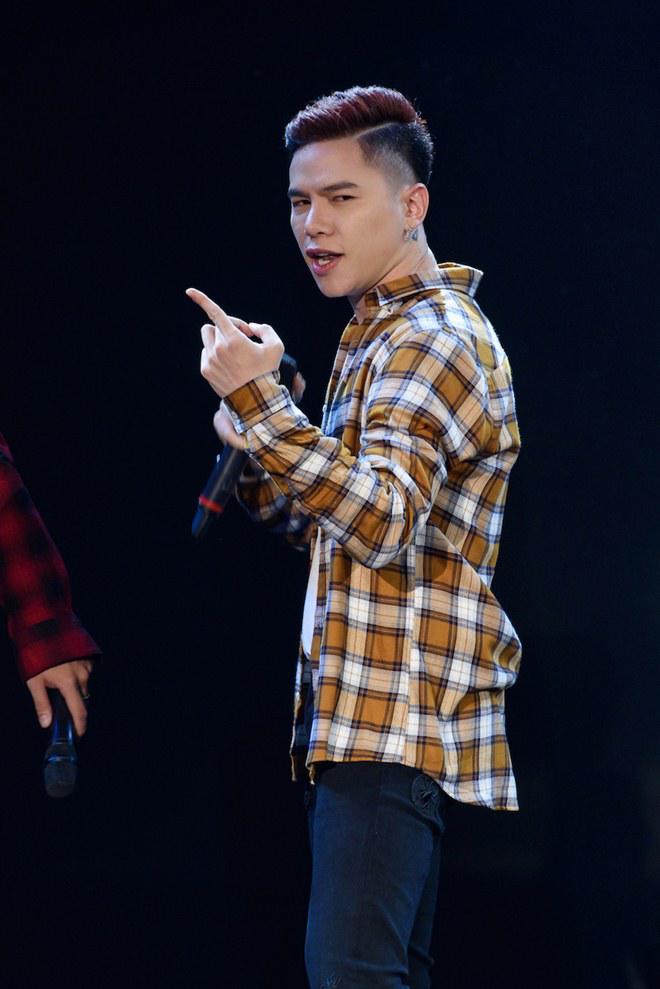 Miu Lê ngồi chồm hỗm trên ghế hát amp;#39;đá xoáyamp;#39; Dương Cầm sau cuộc amp;#39;khẩu chiếnamp;#39; - 14