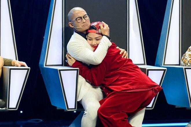 Miu Lê ngồi chồm hỗm trên ghế hát amp;#39;đá xoáyamp;#39; Dương Cầm sau cuộc amp;#39;khẩu chiếnamp;#39; - 7