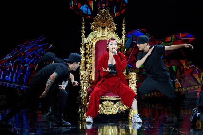 Miu Lê ngồi chồm hỗm trên ghế hát amp;#39;đá xoáyamp;#39; Dương Cầm sau cuộc amp;#39;khẩu chiếnamp;#39; - 2