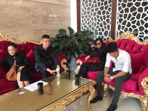 Quý bà mua dâm tiết lộ về đường dây “trai bao” toàn “mỹ nam” - 1