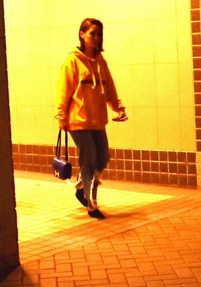 Sau 5 lần 7 lượt đau khổ vì tình, Chung Hân Đồng được bạn trai amp;#34;nâng như nâng trứngamp;#34; - 1