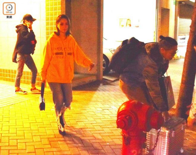 Sau 5 lần 7 lượt đau khổ vì tình, Chung Hân Đồng được bạn trai amp;#34;nâng như nâng trứngamp;#34; - 2