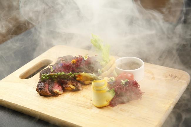 MasterChef VN: Lý Quý Khánh lộ rõ tính cách amp;#34;màu mè, diêm dúaamp;#34; - 9