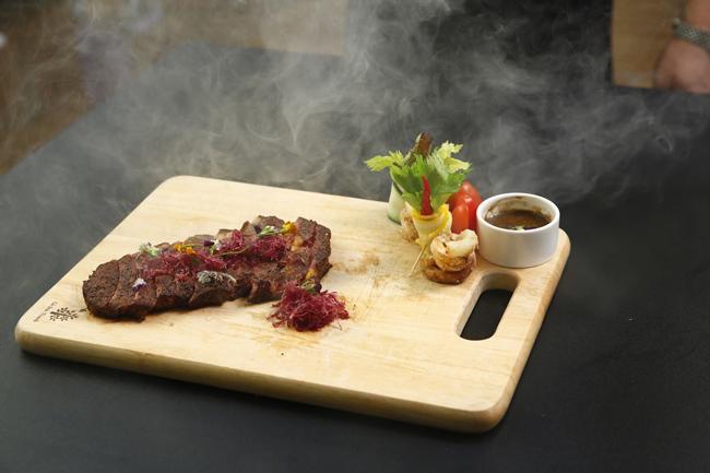 MasterChef VN: Lý Quý Khánh lộ rõ tính cách amp;#34;màu mè, diêm dúaamp;#34; - 11