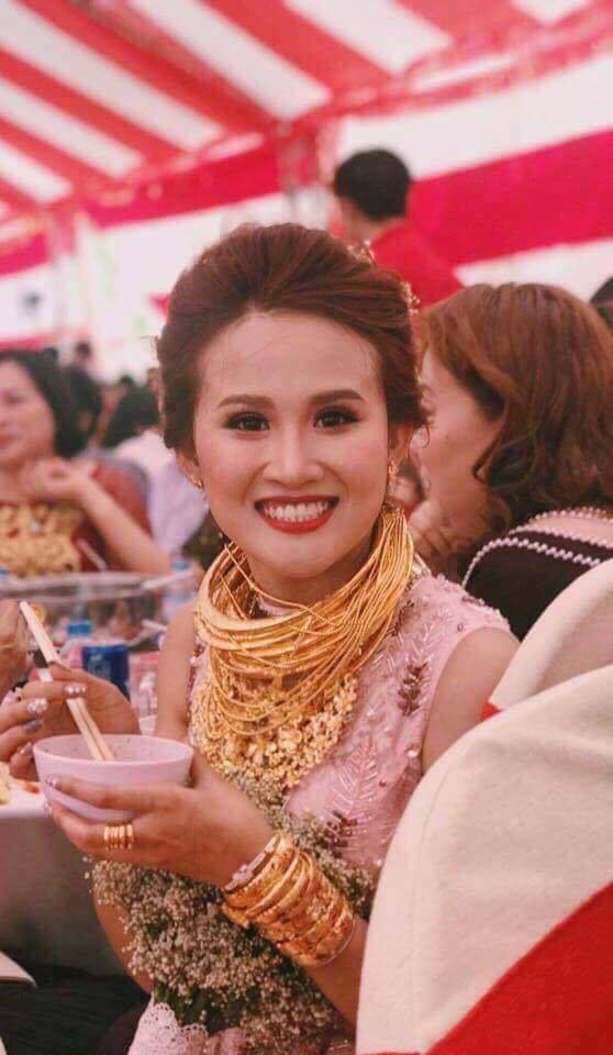Cô dâu vàng đeo trĩu cổ tiết lộ gia thế và số vàng được trao trong ngày cưới - 2