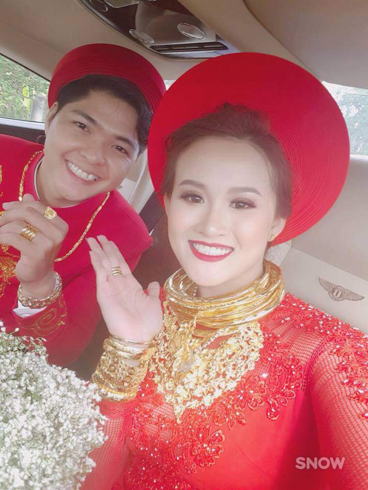 Cô dâu vàng đeo trĩu cổ tiết lộ gia thế và số vàng được trao trong ngày cưới - 4
