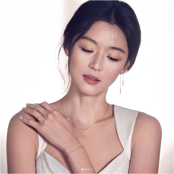 amp;#34;Cô nàng ngổ ngáoamp;#34; Jeon Ji Hyun vác bụng bầu vượt mặt tới Hong Kong cùng chồng - 2