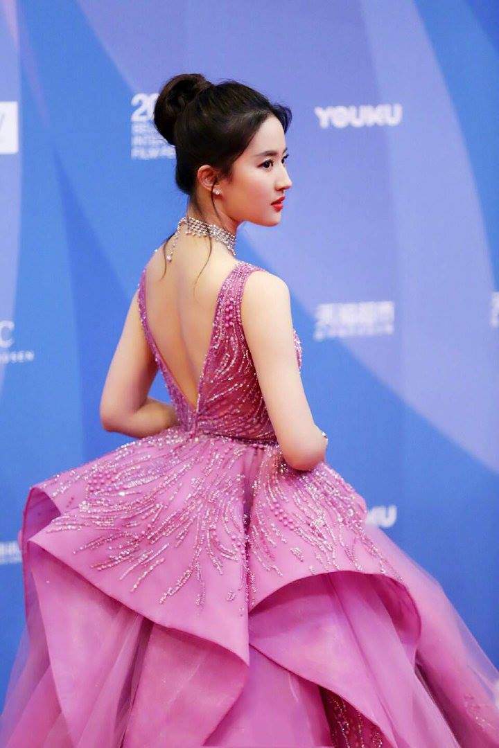 Phong cách amp;#34;bánh bèoamp;#34; khiến Lưu Diệc Phi bị phản đối khi trở thành Hoa Mộc Lan - 15