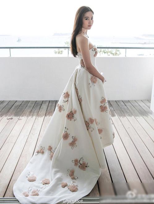 Phong cách amp;#34;bánh bèoamp;#34; khiến Lưu Diệc Phi bị phản đối khi trở thành Hoa Mộc Lan - 11