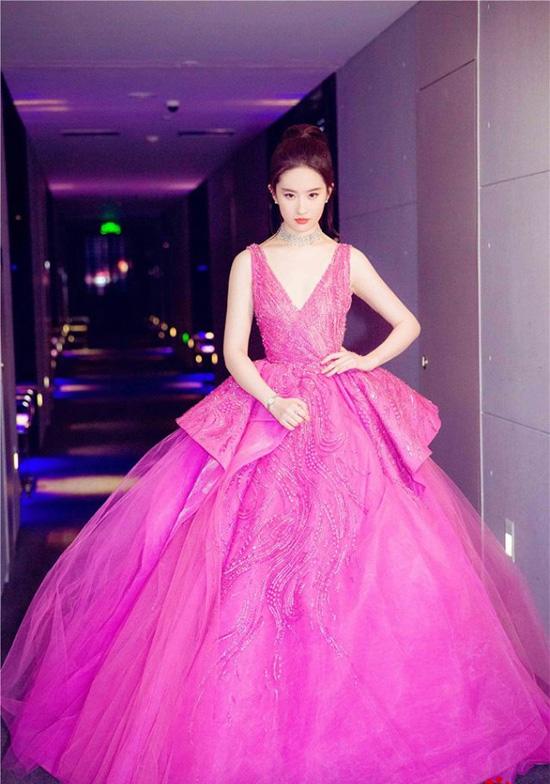 Phong cách amp;#34;bánh bèoamp;#34; khiến Lưu Diệc Phi bị phản đối khi trở thành Hoa Mộc Lan - 16