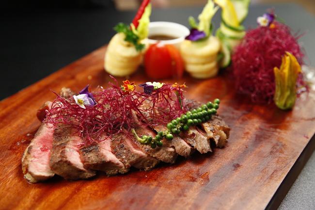 MasterChef VN: Lý Quý Khánh lộ rõ tính cách amp;#34;màu mè, diêm dúaamp;#34; - 7