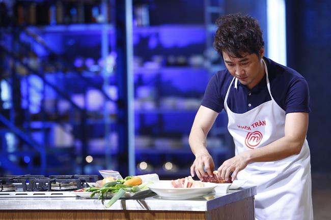 MasterChef VN: Lý Quý Khánh lộ rõ tính cách amp;#34;màu mè, diêm dúaamp;#34; - 8