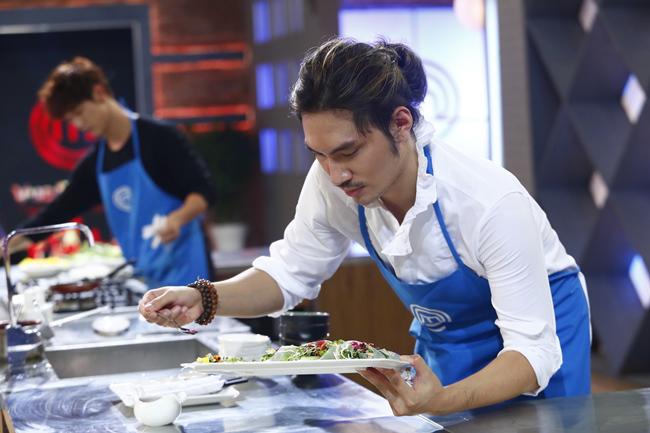 MasterChef VN: Lý Quý Khánh lộ rõ tính cách amp;#34;màu mè, diêm dúaamp;#34; - 2