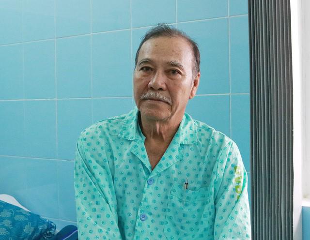 Tác giả ca khúc amp;#34;Có phải em mùa thu Hà Nộiamp;#34; Trần Quang Lộc nhập viện vì ung thư - 1