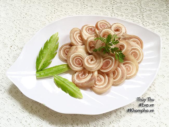 Tai heo cuộn, canh khổ qua nhồi thịt hấp dẫn cho bữa chiều - 2