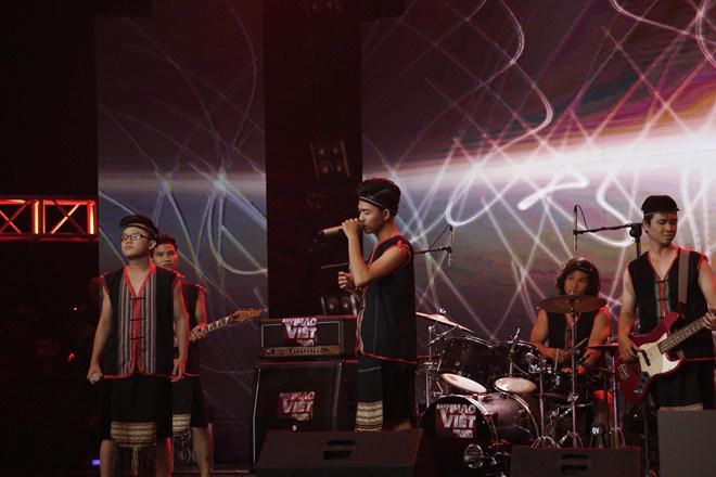 Xuân Bắc khiến Mỹ Linh amp;#39;khó chịuamp;#39; khi đứng chen giữa dàn trai đẹp - 16