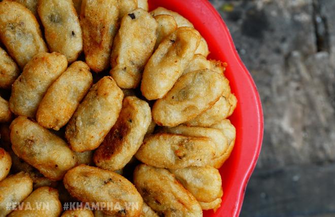 Ghé hàng bánh rán mặn phố Nhà Chung với cách ăn 'có một không hai'