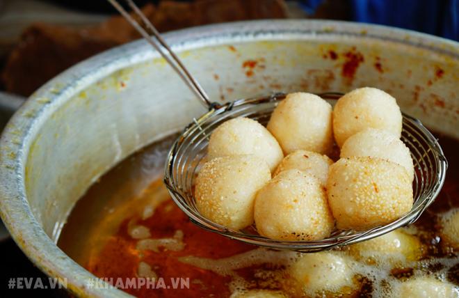 Ghé hàng bánh rán mặn phố Nhà Chung với cách ăn 'có một không hai'