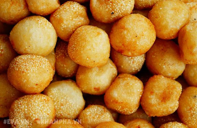 Ghé hàng bánh rán mặn phố Nhà Chung với cách ăn 'có một không hai'