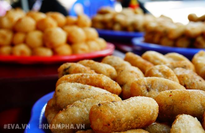Ghé hàng bánh rán mặn phố Nhà Chung với cách ăn 'có một không hai'