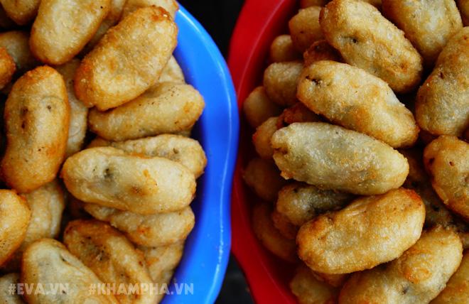 Ghé hàng bánh rán mặn phố Nhà Chung với cách ăn 'có một không hai'