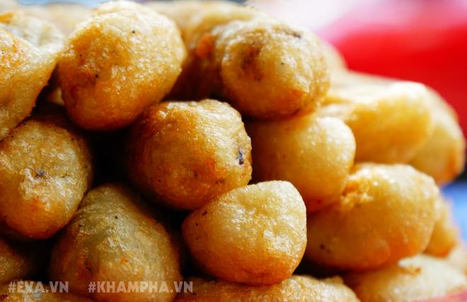 Ghé hàng bánh rán mặn phố Nhà Chung với cách ăn 'có một không hai'