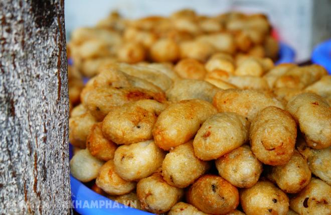 Ghé hàng bánh rán mặn phố Nhà Chung với cách ăn 'có một không hai'