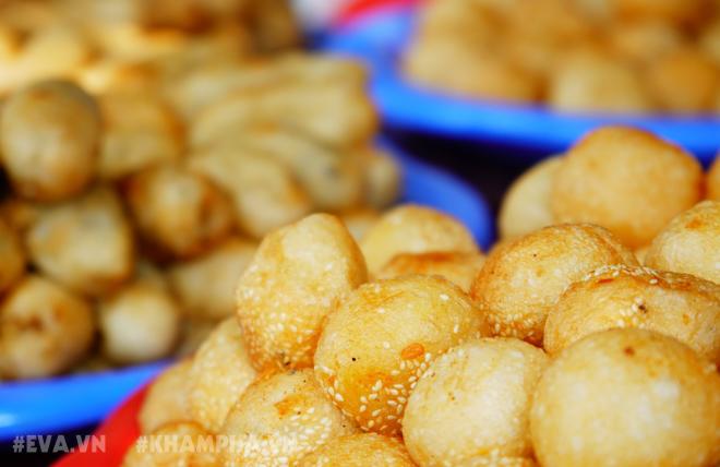 Ghé hàng bánh rán mặn phố Nhà Chung với cách ăn 'có một không hai'