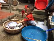 Làm mẹ - Thấy bố mẹ ăn xong không dọn, bé trai vừa rửa bát vừa nói câu khiến cả nhà "đứng hình"