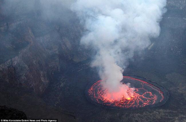 Run chân đi trên hồ dung nham đỏ rực lớn nhất thế giới - 3
