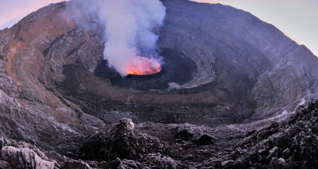 Run chân đi trên hồ dung nham đỏ rực lớn nhất thế giới - 1