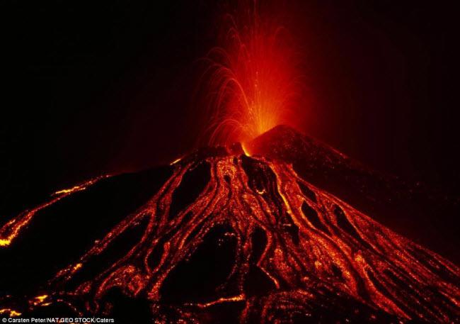 Run chân đi trên hồ dung nham đỏ rực lớn nhất thế giới - 4