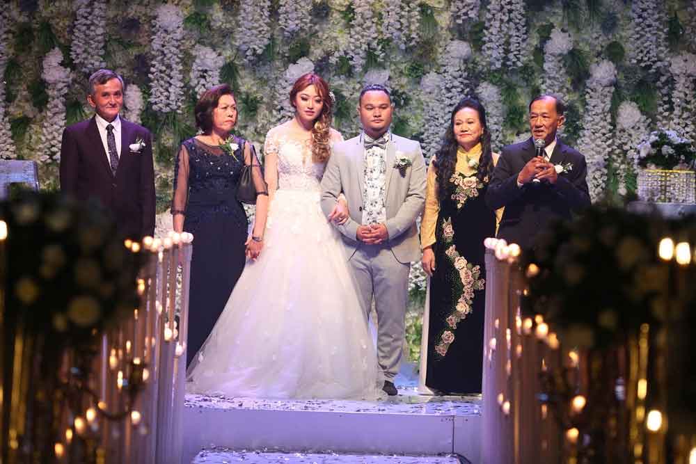 Trấn Thành cùng Kiều Minh Tuấn và Cát Phượng đến chúc mừng đám cưới Vinh Râu - 10