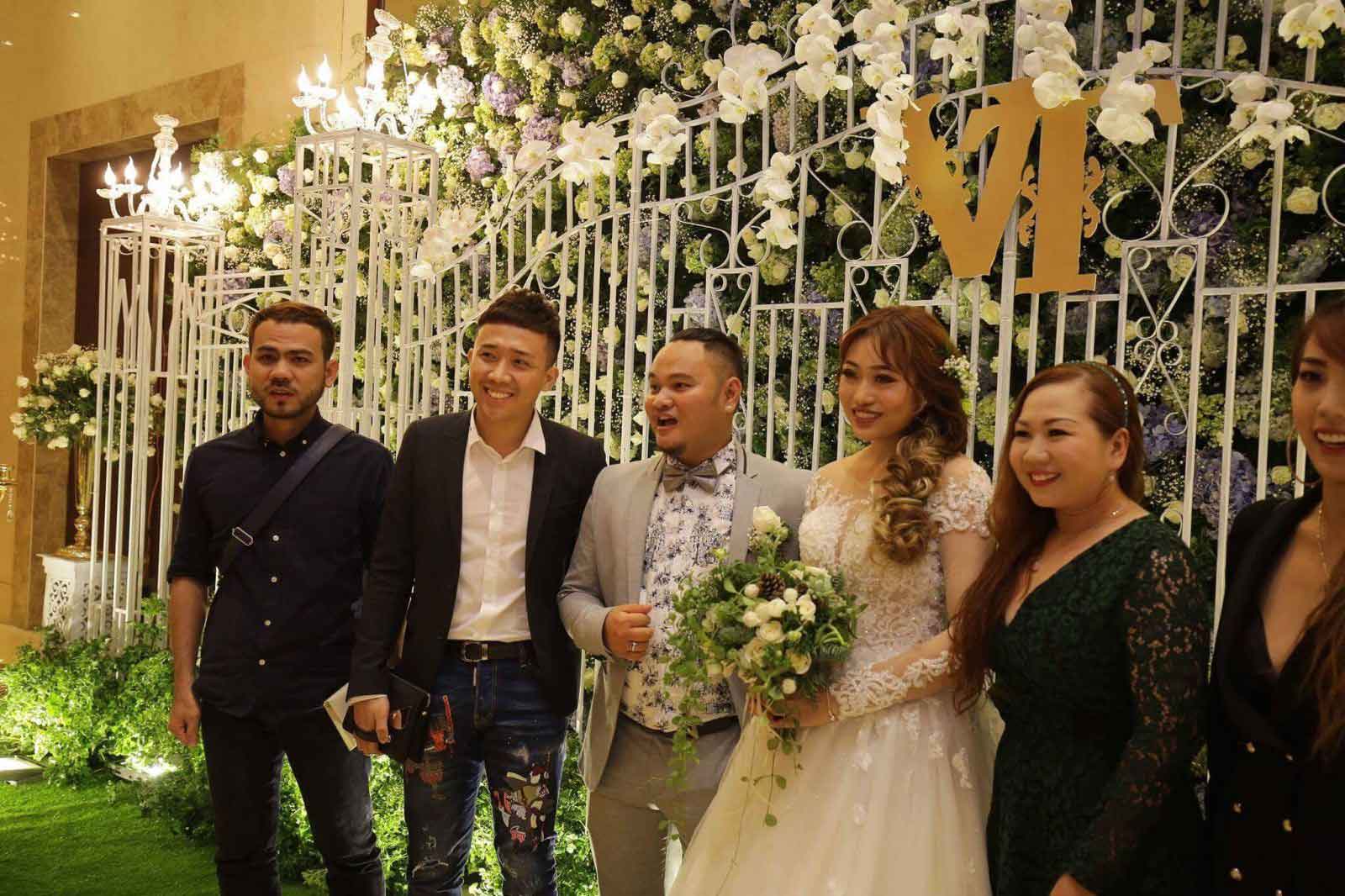 Trấn Thành cùng Kiều Minh Tuấn và Cát Phượng đến chúc mừng đám cưới Vinh Râu - 2