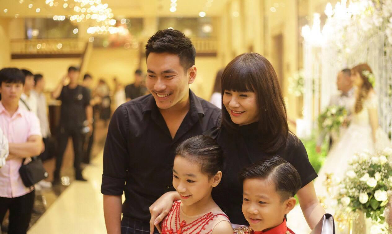 Trấn Thành cùng Kiều Minh Tuấn và Cát Phượng đến chúc mừng đám cưới Vinh Râu - 3