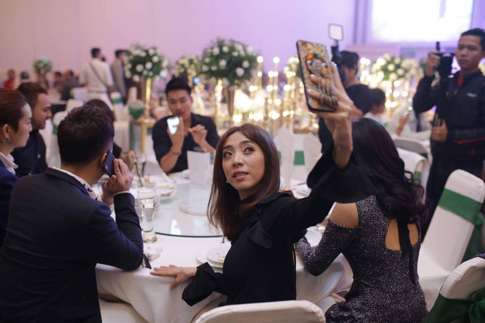 Trấn Thành cùng Kiều Minh Tuấn và Cát Phượng đến chúc mừng đám cưới Vinh Râu - 5