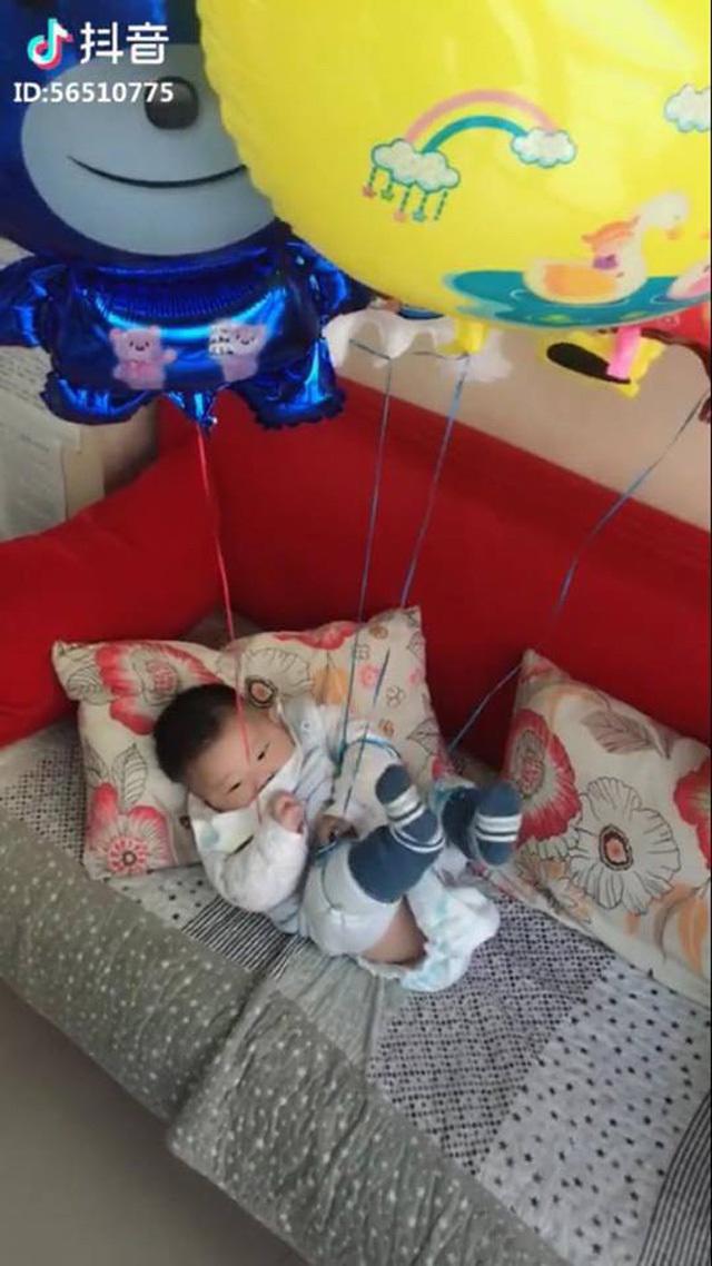 Nhờ chồng chăm con ít phút, mẹ bỉm sữa ngỡ ngàng khi về thấy cảnh này - 2
