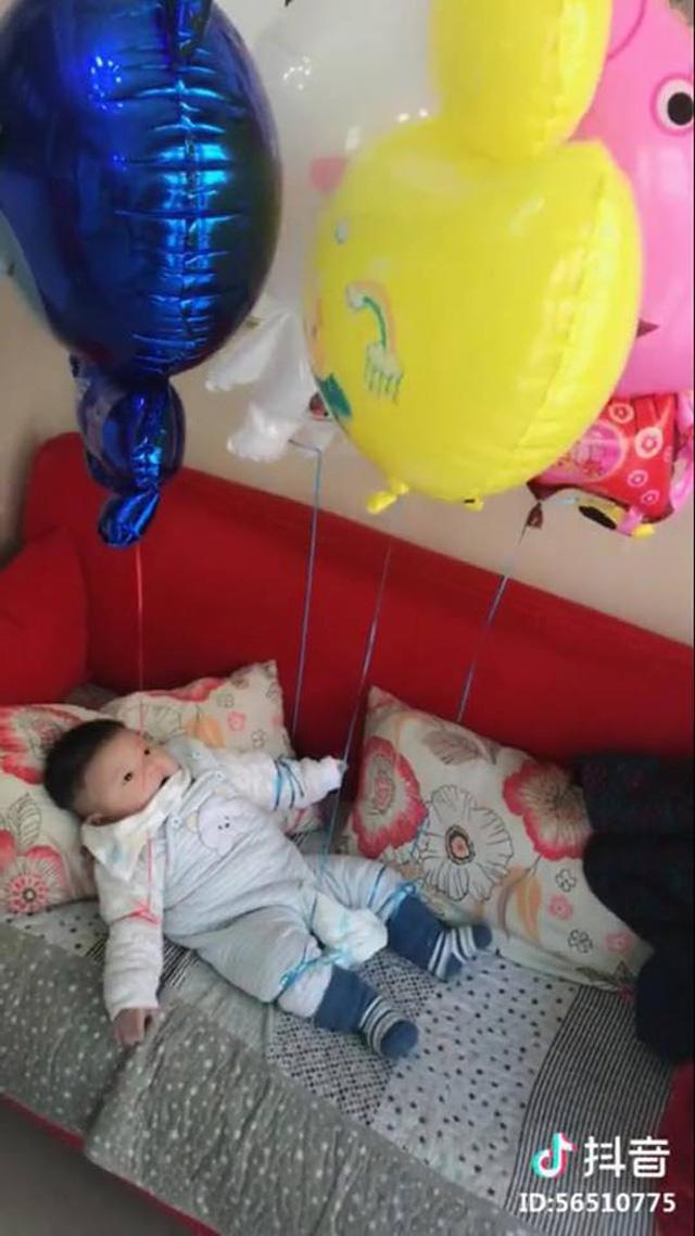 Nhờ chồng chăm con ít phút, mẹ bỉm sữa ngỡ ngàng khi về thấy cảnh này - 1