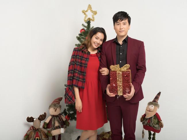 Ca sĩ Ngọc Anh “cặp kè” trai trẻ, tình cảm trong bộ ảnh đón Giáng sinh sớm - 1