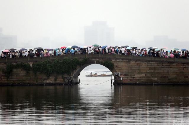 Quá nghèo khổ, cha mẹ bỏ con ngoài chợ mong con sống tốt hơn và cái kết 22 năm sau - 3