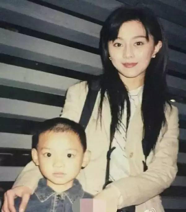 Vì sao suốt 17 năm người ta vẫn tin Phạm Băng Băng là mẹ đẻ của chính em trai mình? - 10