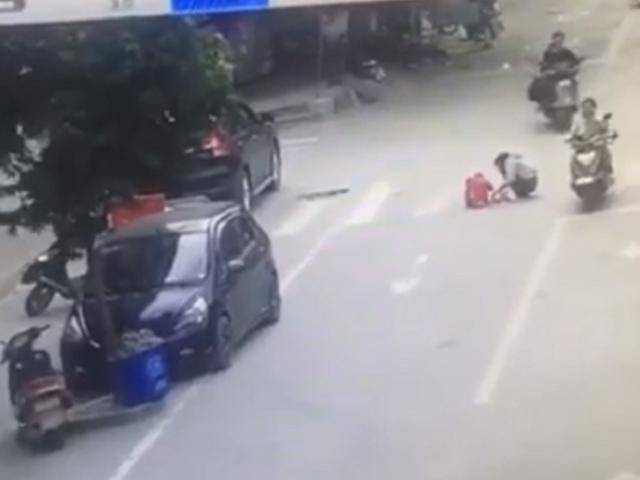 Cho con đi vệ sinh giữa đường, mẹ còn mải buôn điện thoại khiến bé bị tai nạn thương tâm