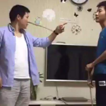 Con trai mắc lỗi, ông bố không cầm roi đánh con mà... tự tay đánh mình - 2
