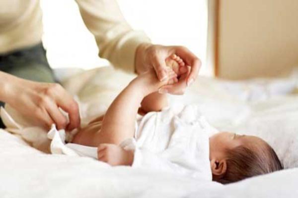 Mẹ nên làm gì khi trẻ bị ngứa vùng nhạy cảm? - 2