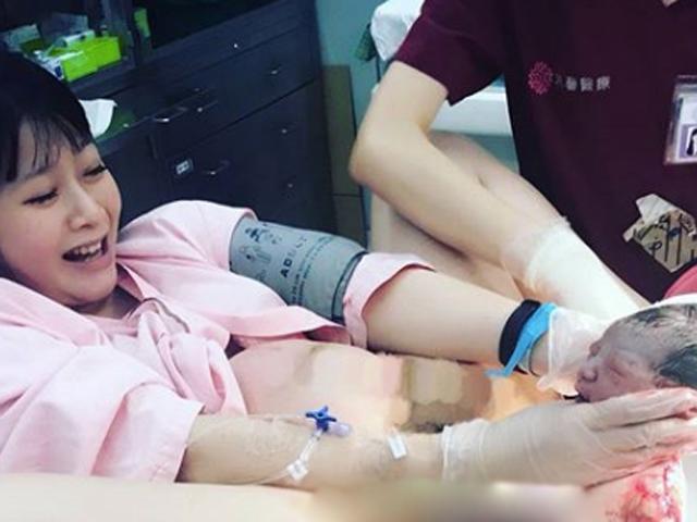 Mẹ bầu lên bàn đẻ vẫn khí chất xinh đẹp, tự tay kéo con ra gây bão mạng xã hội
